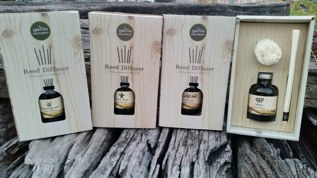 Тайский ароматический диффузор с палочками Phutawan Reed Diffuser 50 мл. Тайланд.Thailand